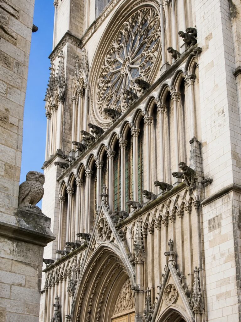 Façade de l'église Notre-Dame de Dijon avec la sculpture de la chouette sur un contrefort.
