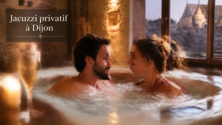 Couple profitant d'un jacuzzi privatif dans une ambiance intime avec bulles et vapeur, éclairage tamisé et décor élégant évoquant Dijon. Texte superposé : Jacuzzi privatif à Dijon.